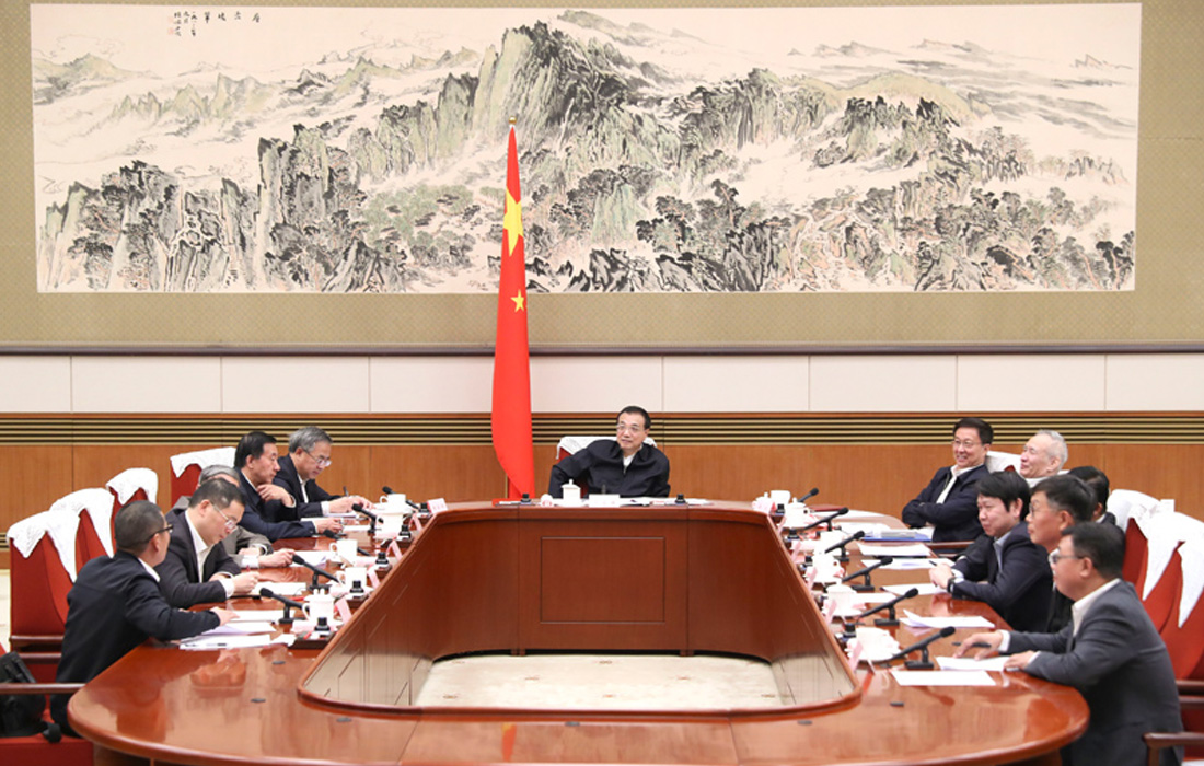 2019年11月12日，J9.COM股份董事长温志芬等企业家代表出席经济局势专家和企业家座谈会并讲话。